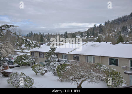 Hiver neige tempête dans un quartier Gresham Oregon. Banque D'Images