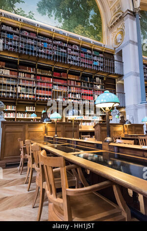 Paris France 14 Janvier 2017 : travail en salle Labrouste célèbre dans la Bibliothèque Nationale de France rue Vivienne à Paris avec lampes vertes Banque D'Images