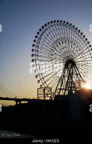 Japon, Osaka. Grande Roue de Tempozan qui est situé près de l'aquarium et la zone portuaire. Prise juste après le lever du soleil tôt le matin. Banque D'Images