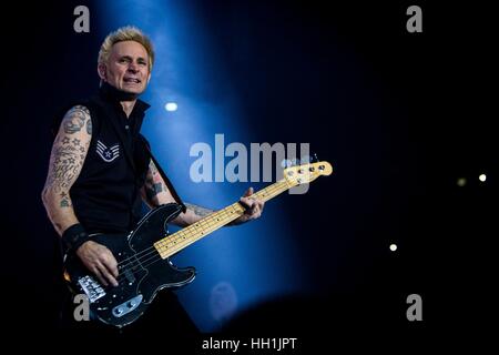 Milan, Italie. 14 janvier, 2017. Mike Dirnt du groupe de rock américain Gree Day représenté sur scène comme ils font à Mediolanum Forum Assago dans Milan Italie. Credit : Roberto Finizio/Pacific Press/Alamy Live News Banque D'Images