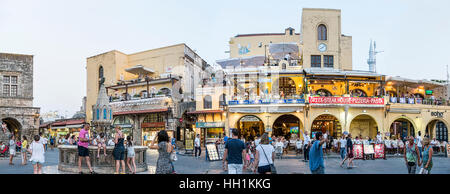 Hippocrate le Square dans la ville médiévale de Rhodes encombrée de touristes Banque D'Images