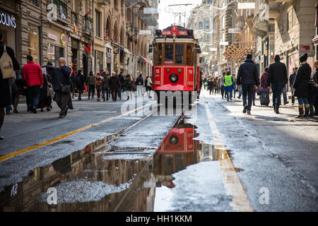 Le célèbre tramway rouge sur l'Istiklal à Istanbul, Turquie. Banque D'Images