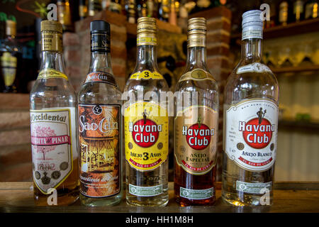 Le rhum Havana Club des bouteilles sur bar local Banque D'Images