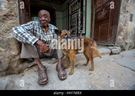 L'homme et son chien dans les rues de la Vieille Havane Banque D'Images