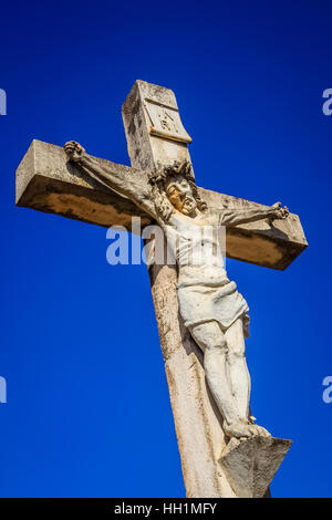 Une sculpture de Jésus sur une croix à l'extérieur de la cathédrale en Betafo, Madagascar Banque D'Images