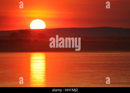 Magnifique coucher de soleil sur la rivière Tsiribihina à Madagascar Banque D'Images