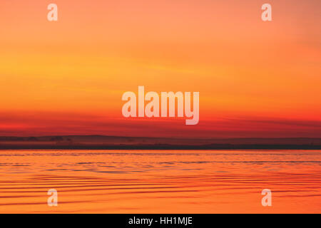 Magnifique coucher de soleil sur la rivière Tsiribihina à Madagascar Banque D'Images