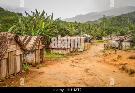 Petit village dans les montagnes dans la partie nord-est de Madagascar Banque D'Images