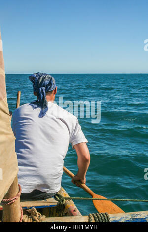 Man paddling dans l'océan sur la côte de Madagascar Banque D'Images