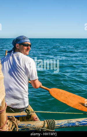 Man paddling dans l'océan sur la côte de Madagascar Banque D'Images