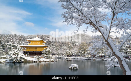 Temple du Pavillon d'or dans la neige - Kyoto, Japon Banque D'Images