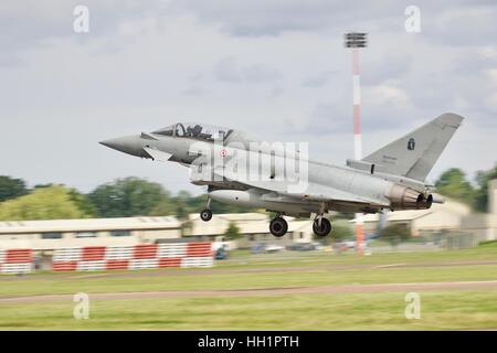 Armée de l'air italienne Typhoon TF-2000A décoller de RAF Fairford Banque D'Images
