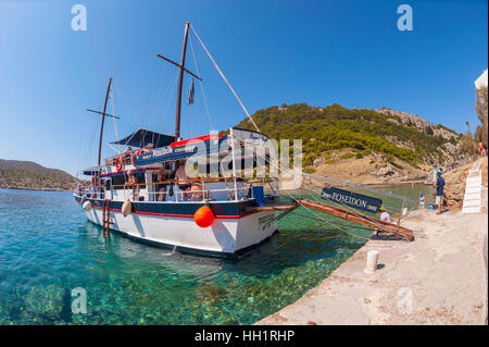 Le tour de l'île voile posideon amarrés sur l'île du monastère de Saint emilianos, sur la côte ouest de la Grèce Symi Banque D'Images