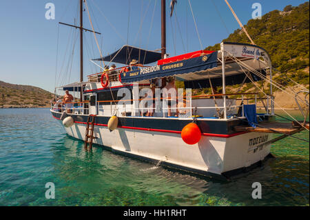 Le tour de l'île voile posideon amarrés sur l'île du monastère de Saint emilianos, sur la côte ouest de la Grèce Symi Banque D'Images