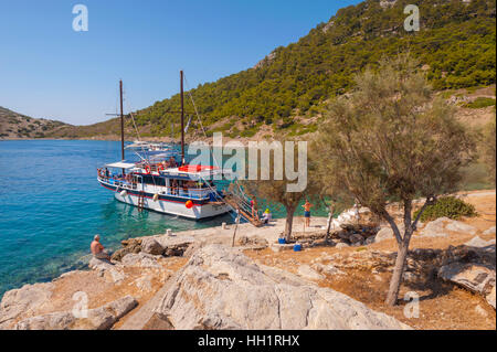 Le tour de l'île voile posideon amarrés sur l'île du monastère de Saint emilianos, sur la côte ouest de la Grèce Symi Banque D'Images