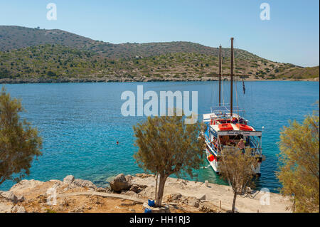 Le tour de l'île voile posideon amarrés sur l'île du monastère de Saint emilianos, sur la côte ouest de la Grèce Symi Banque D'Images