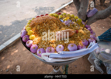 Chudwa ou mélange de flocons de riz est un indien populaire aromatique à base de riz soufflé, de l'arachide, les lentilles et les épices Banque D'Images