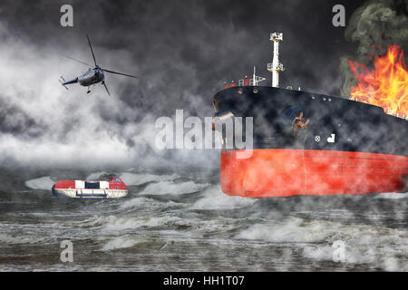 Une mission de sauvetage par hélicoptère dans des temps orageux - navire en feu en mer. Banque D'Images