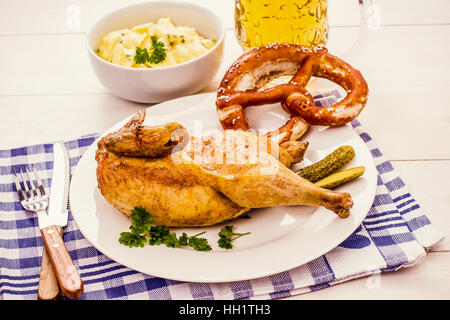 La moitié de poulet rôti, de la bière, bretzel et salade de pommes de terre, l'Oktoberfest, le dîner Banque D'Images