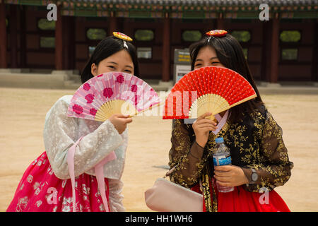Les touristes portant le costume traditionnel coréen hanbok - Banque D'Images