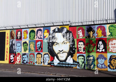 Sur le mur de la paix International Falls Road à Belfast Banque D'Images