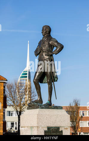 Statue de l'Amiral Lord Nelson à Grand Parade, Vieux Portsmouth, Hampshire, dans le sud de l'Angleterre avec l'Unis Tour Spinnaker Banque D'Images