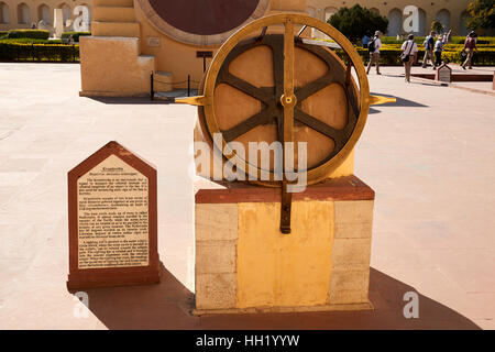 L'observatoire Jantar Mantar complexe au ciel bleu à Jaipur, Rajasthan, Inde Banque D'Images
