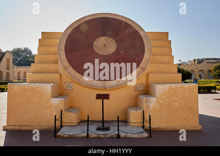 L'observatoire Jantar Mantar complexe au ciel bleu à Jaipur, Rajasthan, Inde Banque D'Images