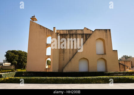 L'observatoire Jantar Mantar complexe au ciel bleu à Jaipur, Rajasthan, Inde Banque D'Images