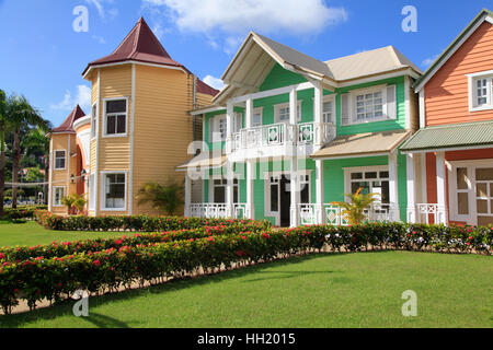 Les maisons en bois peintes de couleurs vives des Caraïbes à Samana, République Dominicaine Banque D'Images