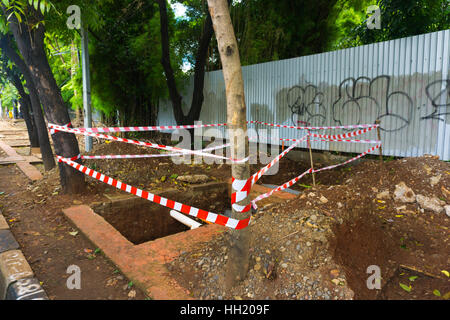 Le trou dans la ligne d'avertissement photo prise à Jakarta, Indonésie Banque D'Images