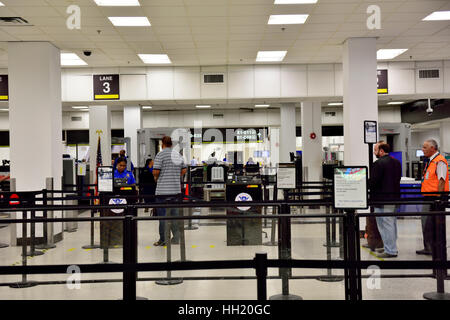 Vérifier la sécurité de l'aéroport dans le département de la sécurité intérieure dans les allées de l'Aéroport International de Miami (MIA), en Floride Banque D'Images