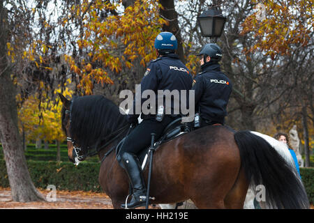 Deux policiers à cheval dans le parc du Retiro, Madrid, Espagne. Banque D'Images