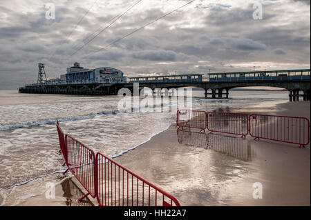 Équitation le zip sur le fil de la jetée de Bournemouth en hiver Banque D'Images