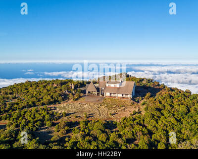 Maison abandonnée sur la montagne haut au-dessus des nuages, vue aérienne de l'île de Madère Banque D'Images