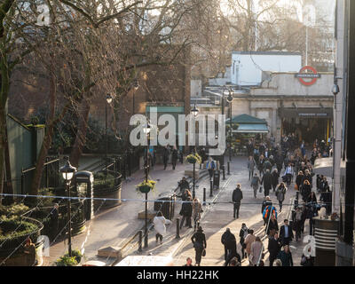 Les banlieusards walking up Villiers Street par la station de métro Embankment Banque D'Images