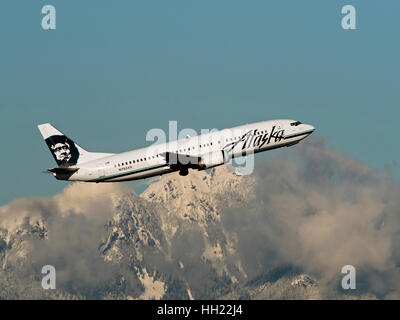 Alaska Airlines avion avion Boeing 737 (737-400) N792aussi étroites-corps en suspension dans l'avion de montagne enneigées Banque D'Images