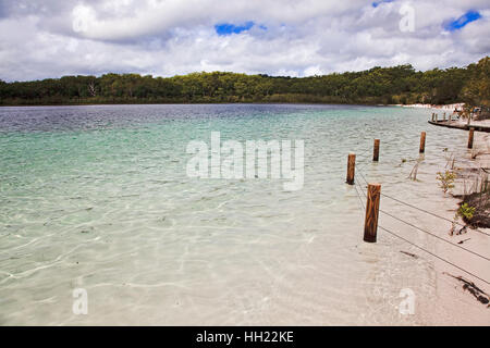 Plage de sable blanc de faible profondeur à distance sur l'eau douce lac de MacKenzie Fraser Island National Park dans le Queensland, Australie. Banque D'Images