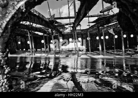 À l'intérieur des vestiges de la coque du cargo lourd après la corrosion et la rouille sur la mer vide de sable plage de Fraser Island, Queensland, Australie. Banque D'Images