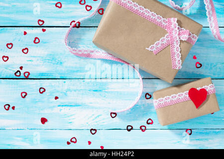 Saint Valentin ou anniversaire cadeaux avec un cœur sur une table en bois bleu. Déclaration d'amour. Vue d'en haut. Banque D'Images