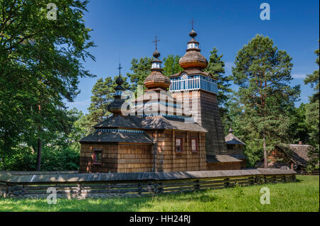 Église catholique grecque, 1801, revêtement de bardeaux de bois, de Ropki Lemkos, groupe ethnique, du Musée de l'architecture rurale de, Pologne Banque D'Images