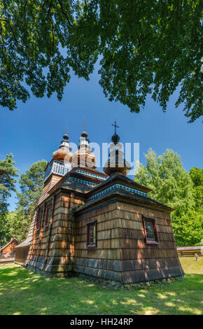 Église catholique grecque, 1801, revêtement de bardeaux de bois, de Ropki Lemkos, groupe ethnique, du Musée de l'architecture rurale de, Pologne Banque D'Images