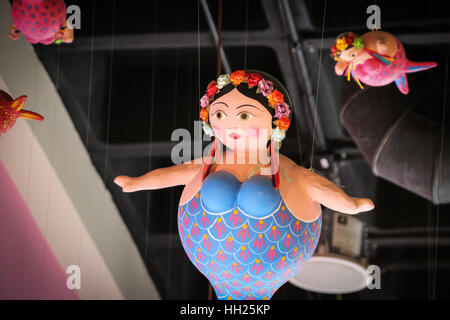 Photographie d'une certaine graisse jouets suspendus de sirènes sur le toit, Banque D'Images