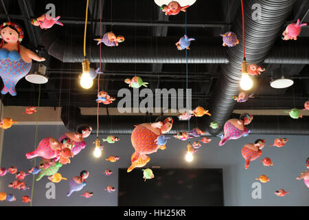 Photographie d'une certaine graisse jouets suspendus de sirènes sur le toit, Banque D'Images