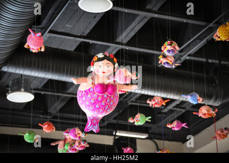 Photographie d'une certaine graisse jouets suspendus de sirènes sur le toit, Banque D'Images