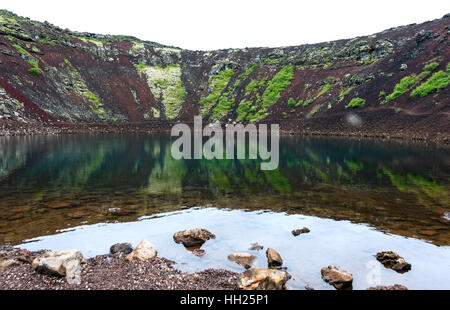 Kerið est un lac de cratère volcanique situé dans la région de Grímsnes dans le sud de l'Islande, sur la route touristique populaire connue sous le nom de Golden Banque D'Images