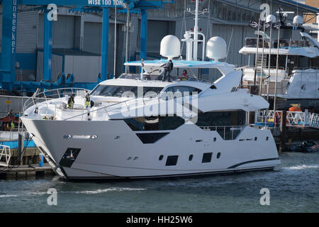 Aux côtés de Sunseeker Sunseeker en chantier naval Poole Dorset Royaume Uni Banque D'Images