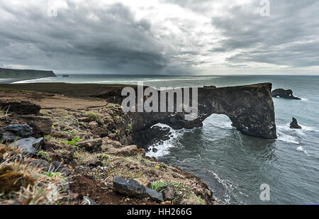 La petite péninsule, ou promontoire, Dyrhólaey est situé sur la côte sud de l'Islande, non loin du village de Vík. Banque D'Images