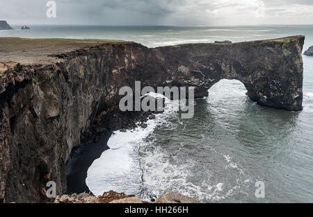 La petite péninsule, ou promontoire, Dyrhólaey est situé sur la côte sud de l'Islande, non loin du village de Vík. Banque D'Images