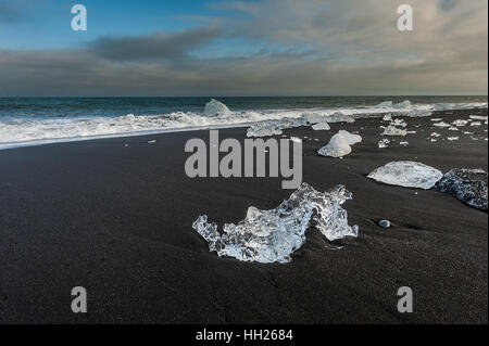 Jökulsárlón est un grand lac glaciaire dans le sud-est de l'Islande, au bord de Le parc national du Vatnajökull. Banque D'Images